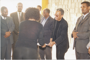 Prof. Andrias, former president of the Addis Ababa during a certificate presentation to trainees who participated in a basic course in Ethiopian Sign Langau on 24 April 2004