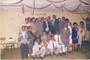 አንዳንድ የኢመየብማ አባሎችና ሃላፊዎች በ1992 ዓለም አቀፍ የመስማት የተሳናቸው ሳምንት
    በተከበረበት ጊዜ ከአቶ በላይ ተክሉ ጋር